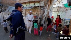 پاکستان په ټوله نړۍ کې دهاغو دريوؤ هيوادونو څخه يو دى ،چرته چې دپوليوک ناروغي په مکمل ډول ختمه شوې نۀ ده، په نورو هيوادونو کې افغانستان اؤ نائجيريا شامل دي.