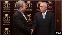 Menteri Pertahanan Israel, Ehud Barak (kiri) berjabat tangan dengan PM Palestina Salam Fayyad sebelum pertemuan di Yerusalem tahun lalu (foto: dok). Keduanya bertemu di New York hari Minggu (18/9).