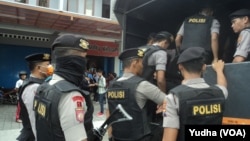 Polisi bersenjata lengkap dalam salah satu operasi antiteror di Sukoharjo (Foto: ilustrasi)