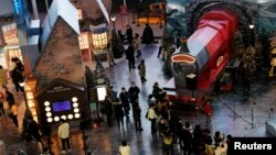 北京一家商場在聖誕假期期間的哈利波特裝飾吸引顧客。