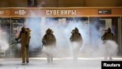 Dezinfekcija železničke stanice u Moskvi, 18. maj 2020.( Foto: Sofya Sandurskaya/Moscow News Agency/Handout via REUTERS) 