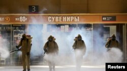 Сотрудники МЧС России проводят дезинфекцию территории в районе Киевского вокзала. Москва, 18 мая 2020. 