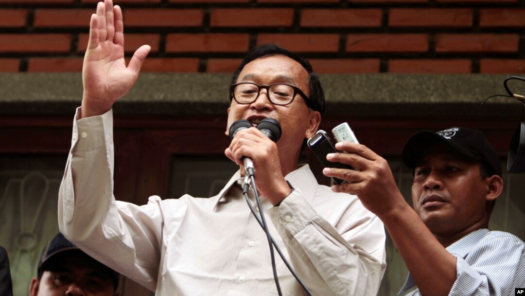 Ông Sam Rainsy, Chủ tịch Ðảng Cứu quốc, phát biểu trong một diễn đàn công cộng về cuộc bầu cử tại văn phòng của đảng ở Phnom Penh, 31 tháng 7, 2013. 
