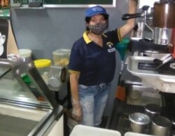 Juana Rondón, de 70 años, trabaja en una cafetería en Caracas. Su pensión no le alcanza para vivir. Foto Fabiana Rondón, VOA.