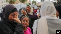팔레스타인 여성들이 10일 가자지구 데이르 알 발라에 있는 알-아크사 순교자 병원 영안실 밖에서 이스라엘 공습으로 사망한 가족들의 시신 근처에서 슬퍼하고 있다. 
