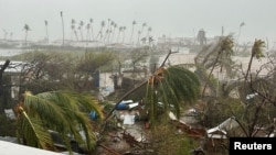 En esta imagen obtenida de las redes sociales se muestran construcciones y árboles dañados tras el paso del huracán Beryl en San Vicente y las Granadinas, el 1 de julio de 2024. Ralph Gonsalves/via Reuters.