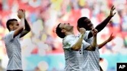 Mathieu Valbuena (milieu) et ses co-équipiers célèbrent leur victoire contre le Nigeria, lors de la coupe du monde au Brésil le 30 juin 2014.