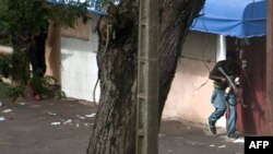Snage lojalne medjunarodno priznatom predsedniku Obale Slonovače, Alasanu Uatari, napadaju predsedničku palatu u Abidžanu, 1. aprila 2011.