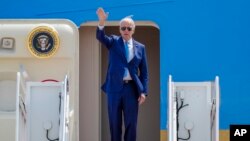 President Joe Biden melambaikan tangannya sebelum memasuki pesawat Kepresidenan AS, Air Force One, yang akan membawanya ke Jepang Hiroshima, Jepang, untuk menghadiri KTT G-7, dari pangkalan Anagkatan Udara AS, Andrews di Maryland, Ravu, 17 Mei 2023. (AP/Jess Rapfogel)
