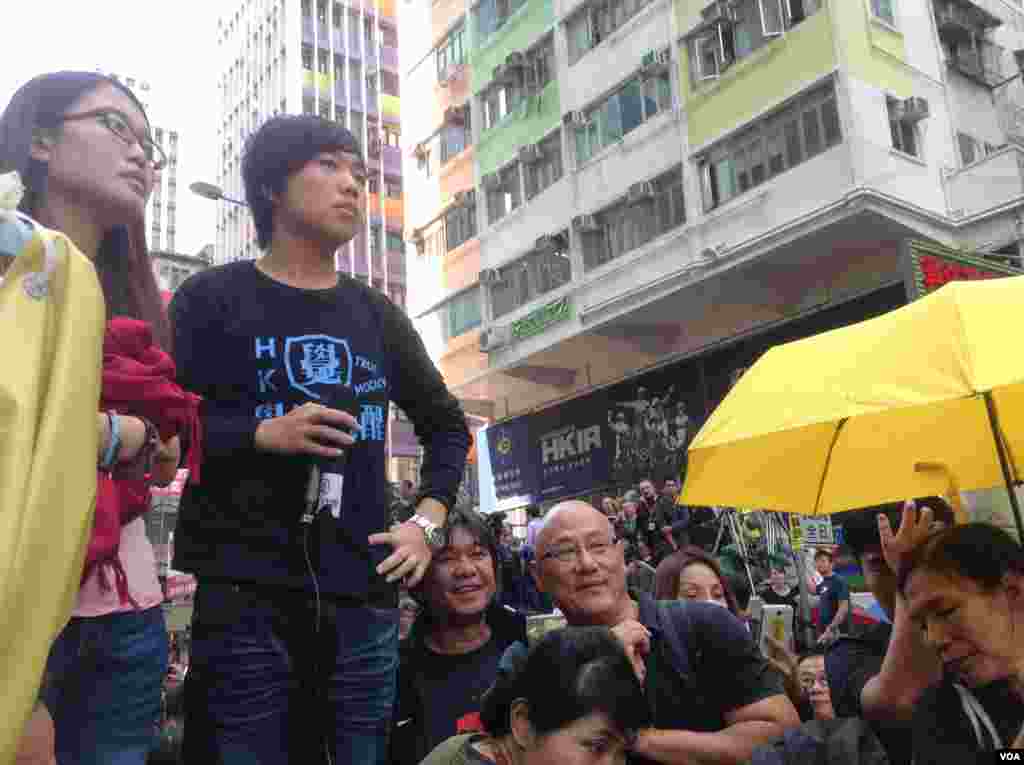 香港警方协助高等法院执达主任清场旺角占领区亚皆老街（美国之音海彦拍摄）