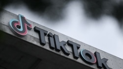 FILE - Logo TikTok logo di kantor perusahaan sosial media tersebut di Culver City, California, 16 Maret 2023.