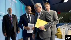 Dari kedua dari kiri: Presiden Dewan Eropa Donald Tusk, Presiden Komisi Eropa Jean-Claude Juncker dan Menteri Keuangan Belanda Jeroen Dijsselbloem dalam konferensi pers di Brussels, Belgia, Senin (13/7). (AP/Virginia Mayo)