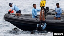 Seorang tentara angkatan laut Indonesia melompat untuk menyelam di lokasi jatuhnya Lion Air JT610, di lepas pantai utara kabupaten Karawang, Jawa Barat, 30 Oktober 2018. 