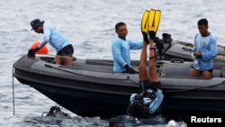 Seorang anggota TNI AL terjun ke laut untuk melakukan penyelaman di lokasi jatuhnya pesawat Lion Air nomor penerbangan JT610 di lepas pantai Karawang, Jawa Barat, 30 Oktober 2018.