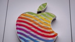 Logo dari perusahaan teknologi Apple dalam warna pelangi terpasang di salah satu tokonya di Frankfurt, Jerman, pada 31 Juli 2023. (Foto: Ap/Michael Probst)