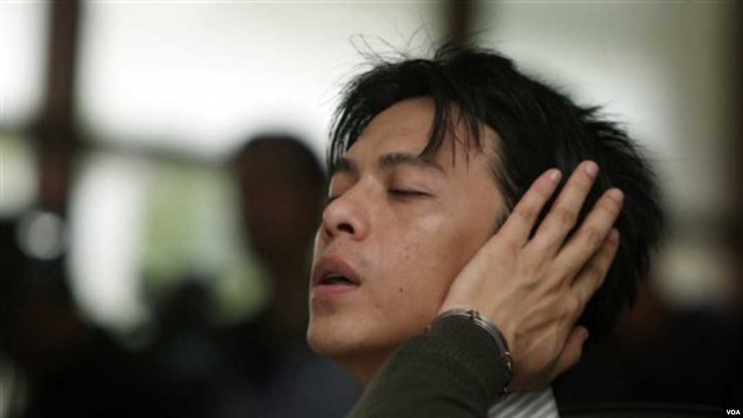 Reaksi vokalis Indonesia Nazril Ariel dari grup band Peterpan setelah dijatuhi hukuman 3.5 tahun penjara.