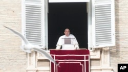 Papa Francisco profere a oração do Angelus ao meio-dia na Praça de São Pedro, no Vaticano, domingo, 26 de janeiro de 2025. 