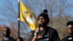 Jonathan Butler, un estudiante que se declaró en huelga de hambre en protesta por racismo, se dirige a la multitud luego de conocerse la renuncia del presidente de la Universidad de Missouri.