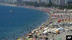 Turis lokal dan asing memenuhi pantai Konyaalti di Antalya, Turki selatan. (Foto: Dok)