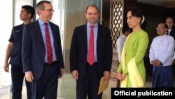 မြန်မာနိုင်ငံဆိုင်ရာ အမေရိကန်သံအမတ်၊ ကန်အမျိုးသား လုံခြုံရေး ဒုအကြံပေး Ben Rhodes နဲ့ နိုင်ငံတော်၏ အတိုင်ပင်ခံပုဂ္ဂိုလ်တို့ နေပြည်တော်မှာ တွေ့ဆုံ။ (Photo-U.S. Embassy Rangoon)