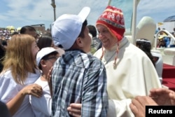 El papa Francisco usa un sombrero tradicional peruano mientras visita el distrito de Buenos Aires en Trujillo, Perú, el 20 de enero de 2018.