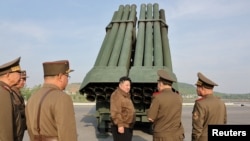 朝鲜官媒2024年5月11日发布照片显示，领导人金正恩视察新一代技术的多管火箭炮武器系统。
