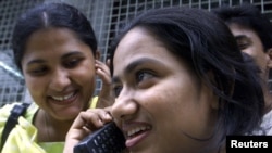 دانشجوی بنگلادشی با تلفن همراهش صحبت میکند 