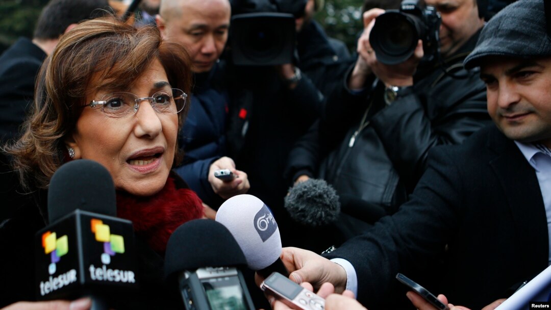 Bouthaina Shaaban, penasihat Presiden Suriah Bashar al-Assad, berbicara pada media setelah pembicaraan perdamaian di Jenewa (30/1). (Reuters/Denis Balibouse)