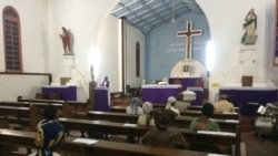 Valeriano Atiracho, pároco da Sé Catedral de Pemba, celebra missa