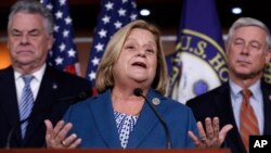 La representante Ileana Ros-Lehtinen, acompañado de los congresistas Peter King y Fred Upton hablan sobre el DACA en nombre de un grupo de legisladores republicanos.