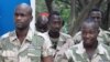 Sojojin da ake zargi da kin zuwa Arewa maso gabacin kasar domin yakar masu tsassauran ra'ayin addini sun hallara a gaba kotun Soja a Abuja, 15 ga Oktoba 2014.