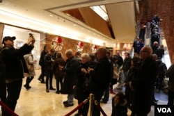 A crowd of tourists mills about in the lobby of Trump Tower in New York, Dec. 12, 2016. (R. Taylor/VOA)