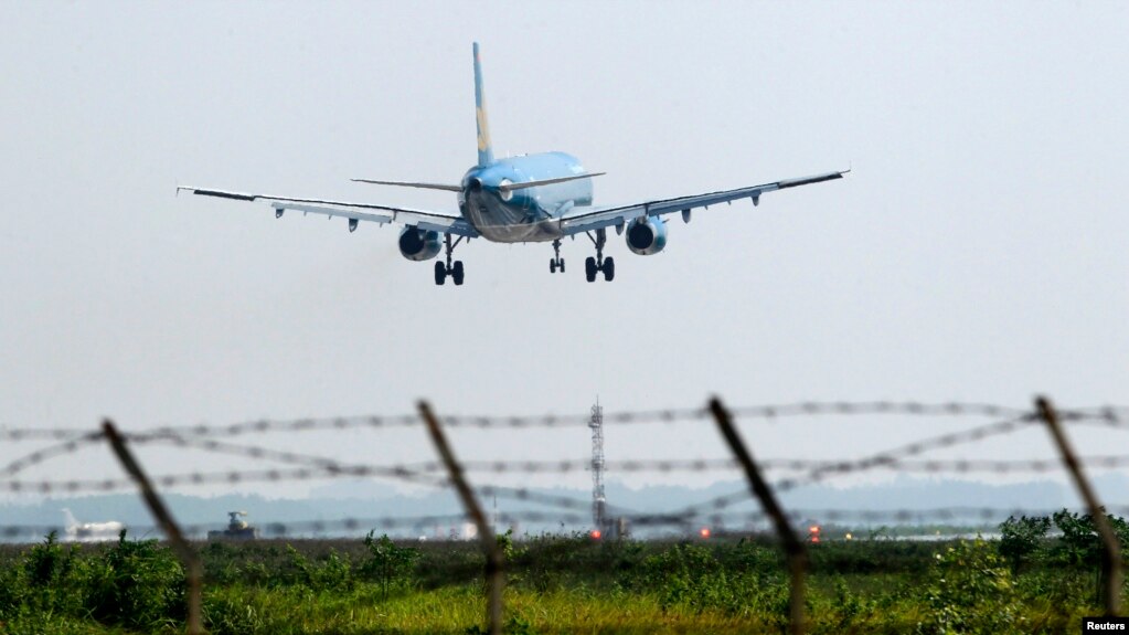 Máy bay Vietnam Airlines chuẩn bị đáp xuống Nội Bài. Hình minh họa.