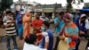 Seorang petugas medis tampak tengah memberikan vaksin COVID-19 kepada warga dalam program vaksinasi yang dijalankan di Ahmedabad, India, pada 31 Agustus 2021. (Foto: AP/Ajit Solanki)