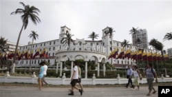 Suasana di depan hotel El Caribe, Catagena, Kolombia (14/4). Anggota agen rahasia AS dibebastugaskan dan ditarik dari tugas mengawal presiden AS atas tuduhan terkait penggunaan jasa perempuan penghibur di hotel ini, sebelum kedatangan Presiden Obama.