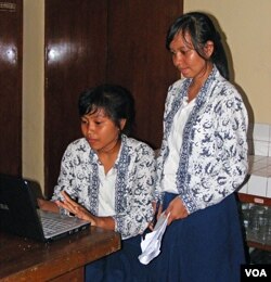 Anak Agung Sagung Suryawati dan Ni Wayan Primayanti, sang pencipta plastik biodegradable.