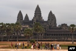 រូបឯកសារ៖ ភ្ញៀវទេសចរកម្ពុជាដើរទស្សនាទិដ្ឋភាពប្រាង្គប្រាសាទនៅក្នុងបរិវេណប្រាសាទអង្គរវត្ត នៅខេត្តសៀមរាប ថ្ងៃទី ៥ ខែមីនា ឆ្នាំ២០២០។