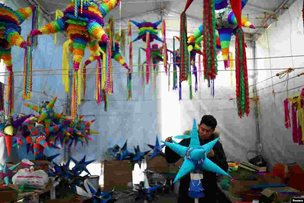 En M&#233;xico previo a Navidad se realiza una serie de posadas, las que hacen referencia al hecho que la madre del ni&#241;o Jes&#250;s durante su embarazo pidi&#243; posada antes de llegar a Bel&#233;n. Las pi&#241;atas forman parte de cada parada por ser una fiesta. [Reuters].