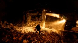 La gente mira los escombros y los escombros tras un terremoto en Kahramanmaras, Turquía, el 8 de febrero de 2023. REUTERS/Suhaib Salem