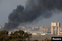 Asap mengepul di jalur Gaza tengah menyusul serangan udara seperti yang terlihat dari Israel selatan, 11 Desember 2023. (Foto: REUTERS/Amir Cohen)