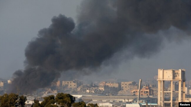 Una columna de humo se eleva en el centro de Gaza tras un ataque aéreo el 11 de diciembre.