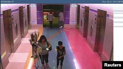 La foto de una cámara de seguridad de hospital evidencia cuando la niña sale caminando en compañía de la mamá.