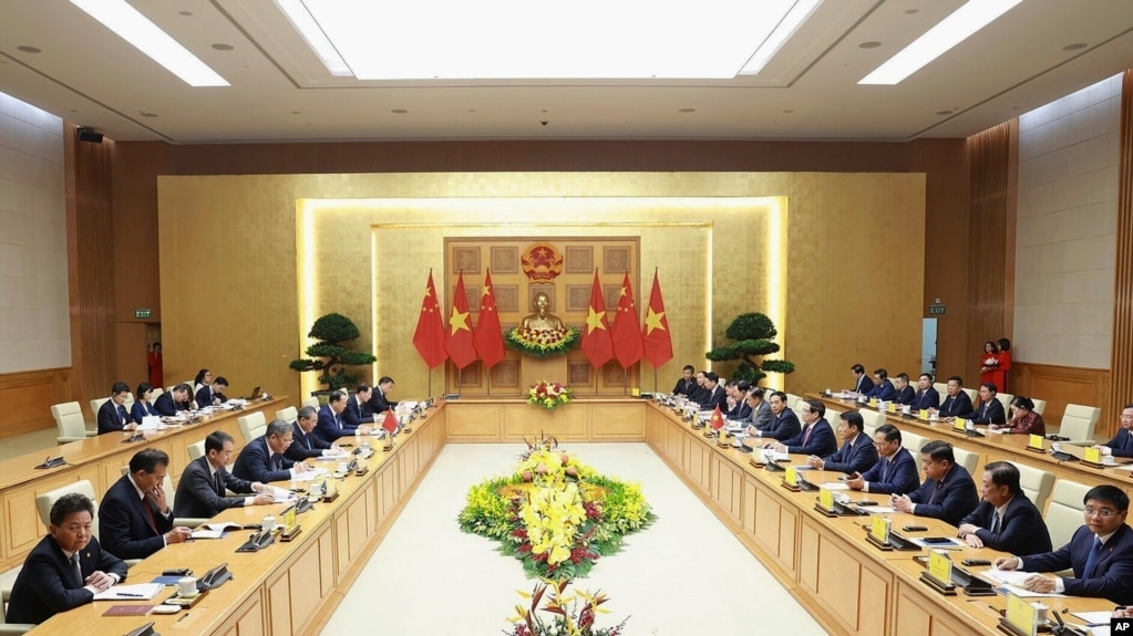 Chinese Premier Li Qiang, fifth left, and Vietnamese Prime Minister Pham Minh Chinh, sixth right, attend a meeting in Hanoi, Oct. 13, 2024. (Duong Van Giang/VNA via AP)