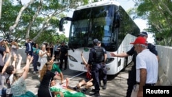 معترضان مسیر اتوبوس حامل تیم فوتبال زنان ایران را مسدود کردند