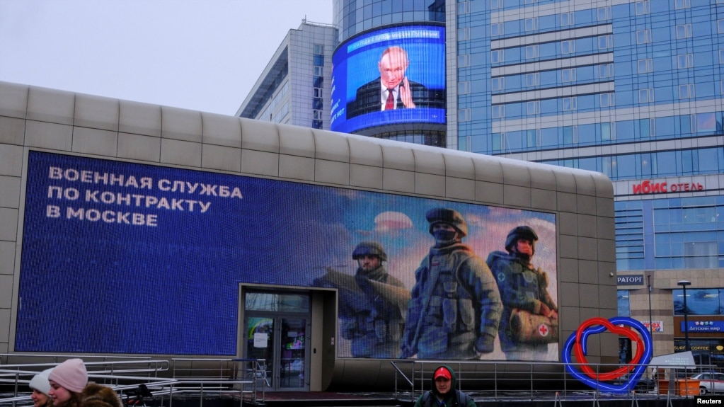 Экран на одном из зданий в Москве во время прямой линии Путина