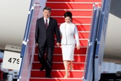 中国国家主席习近平偕夫人彭丽媛抵达澳门走下飞机。 （2019年12月18日）