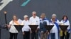 Sobrevivientes del Holocausto asisten a una ceremonia en el antiguo campo de exterminio nazi de Auschwitz-Birkenau durante el evento anual de conmemoración del Holocausto, en memoria de los seis millones de víctimas del Holocausto en Oswiecim, Polonia, el lunes 6 de mayo de 2024.