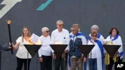 Sobrevivientes del Holocausto asisten a una ceremonia en el antiguo campo de exterminio nazi de Auschwitz-Birkenau durante el evento anual de conmemoración del Holocausto, en memoria de los seis millones de víctimas del Holocausto en Oswiecim, Polonia, el lunes 6 de mayo de 2024.