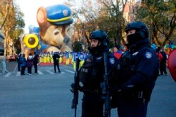 Miembros del Departamento de Policía de Nueva York, NYPD, vigilan a lo largo de la ruta del desfile del Día de Acción de Gracias de Macy's el jueves, 28 de noviembre de 20129.