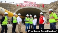 资料照片：时任秘鲁总统博鲁阿尔特视察钱凯港的建设进展。(2024年6月14日)